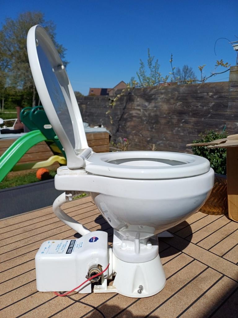 Elektrisch scheepstoilet - Comfort en gemak aan boord, Watersport en Boten, Ophalen, Gebruikt, Kombuis en Sanitair