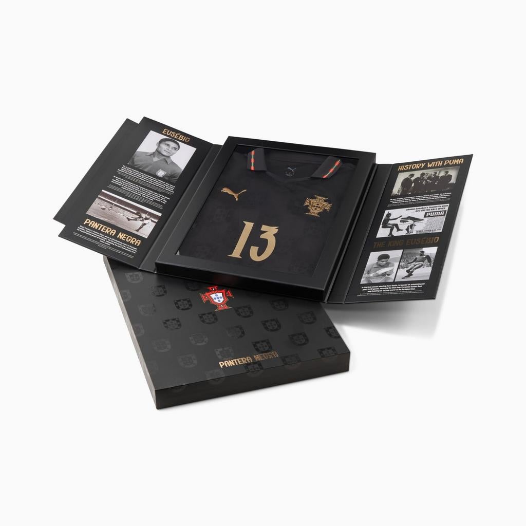 1,965 WORLDWIDE Puma Portugal Eusébio Benfica WK 2026 Panini, Verzamelen, Sportartikelen en Voetbal, Ophalen of Verzenden, Nieuw