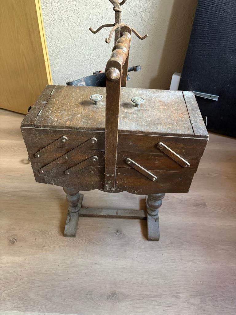 Antieke houten naaidoos op standaard, Ophalen