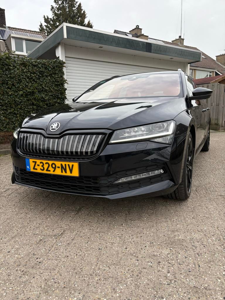 Skoda Superb 1.4 TSI Phev 218pk Dsg-6 2020 Zwart, Auto's, Skoda, Zwart, Plug-in hybride, Dealer onderhouden, 102 €/maand