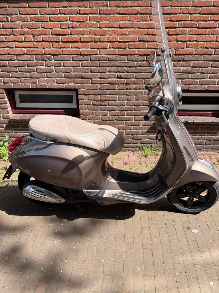 Vespa Primavera 2014 + twee helmen, Ophalen, Gebruikt, Benzine, Overige modellen