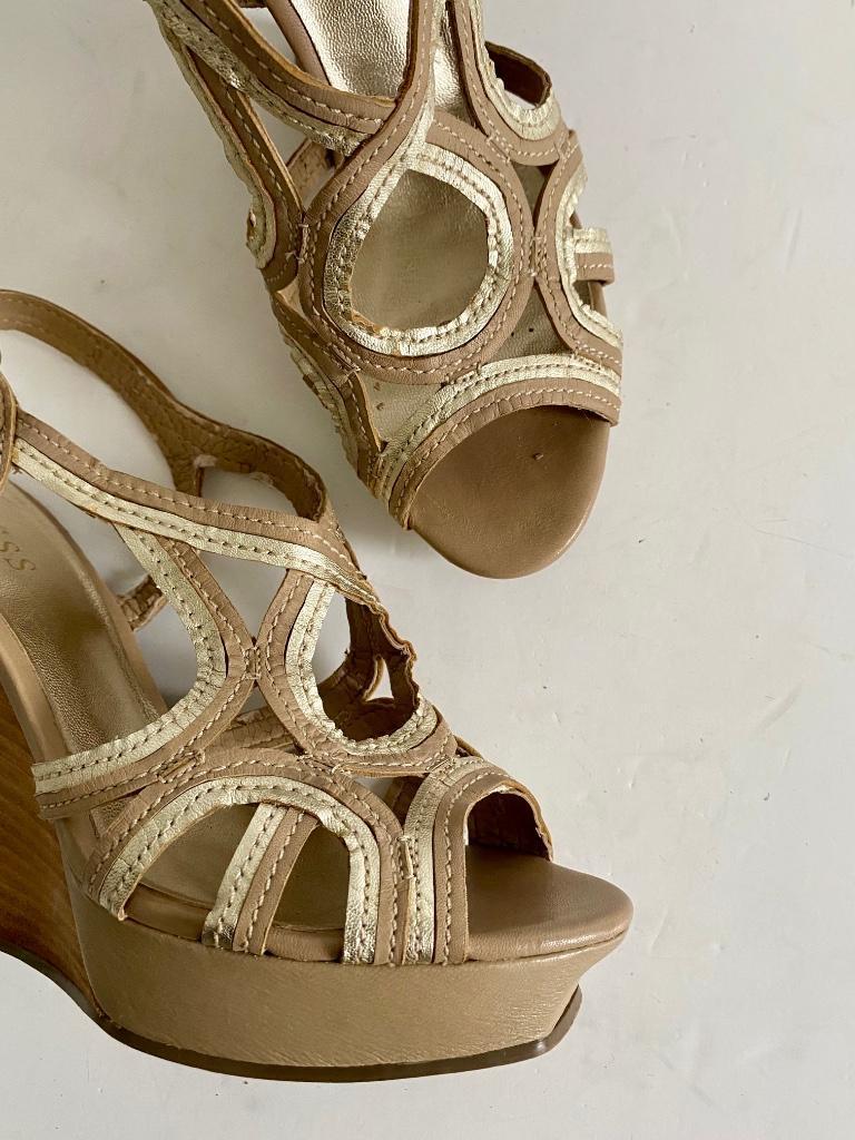 H208 Guess maat 38 Sleehak pumps sandalen schoenen hak beige, Guess, Beige, Ophalen of Verzenden, Zo goed als nieuw