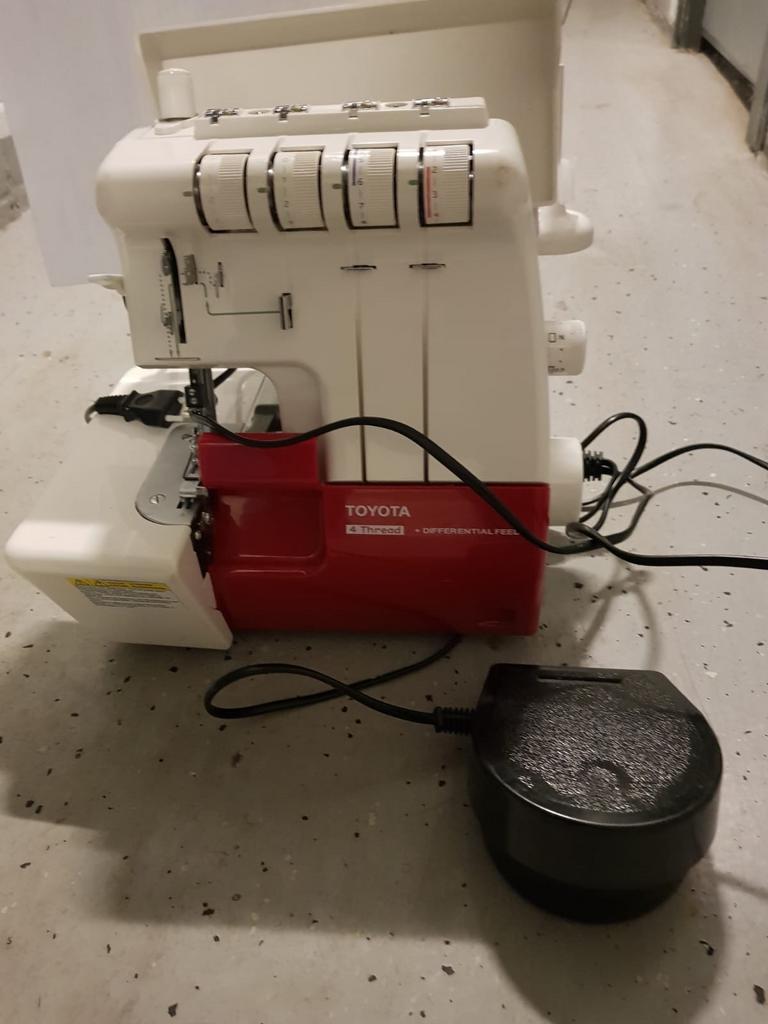 Toyota SL3304 Overlockmachine - Zo goed als nieuw, Hobby en Vrije tijd, Naaimachines en Toebehoren, Ophalen, Zo goed als nieuw