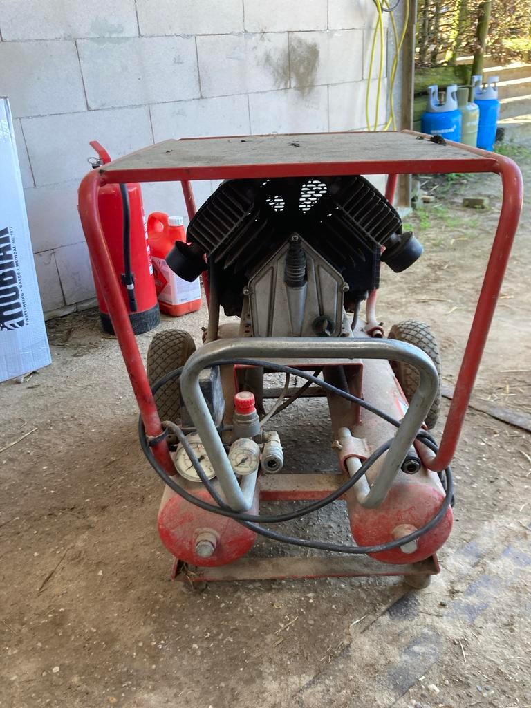 Compressor op wielen, Doe-het-zelf en Verbouw, Compressors, 25 tot 100 liter, Ophalen of Verzenden, Gebruikt, Mobiel