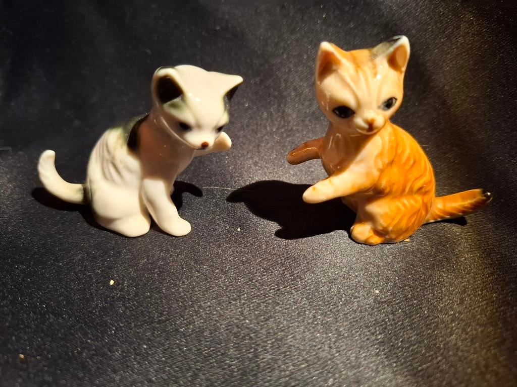 2 vintage katten beeldjes van bone china porcelein, Verzamelen, Beelden en Beeldjes, Ophalen of Verzenden, Zo goed als nieuw, Dier