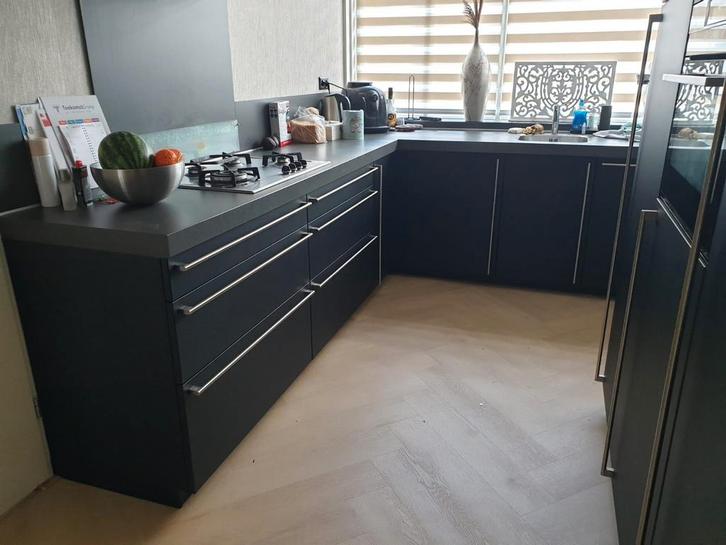 Mooie mat zwarte keuken incl inbouwapparatuur, Huis en Inrichting, Keuken | Complete keukens, Gebruikt, Hoekkeuken, Wit, Kunststof