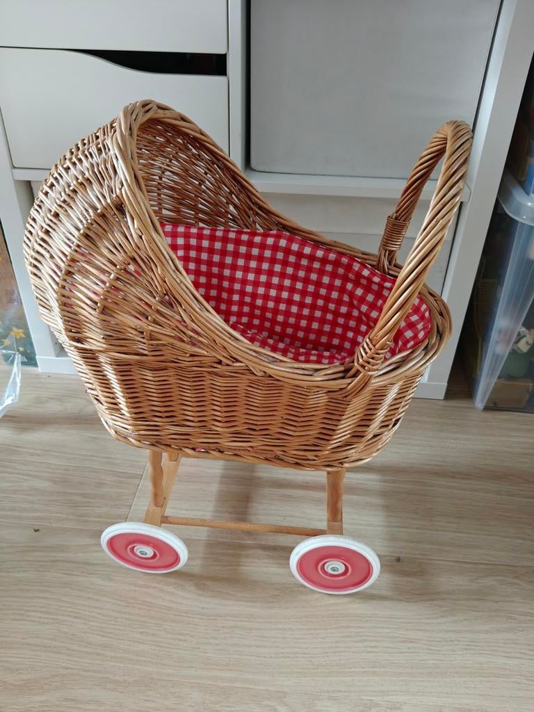 Schattig rieten poppenwagen met katoenen bekleding, Kinderen en Baby's, Speelgoed | Poppen, Ophalen, Gebruikt, Overige typen