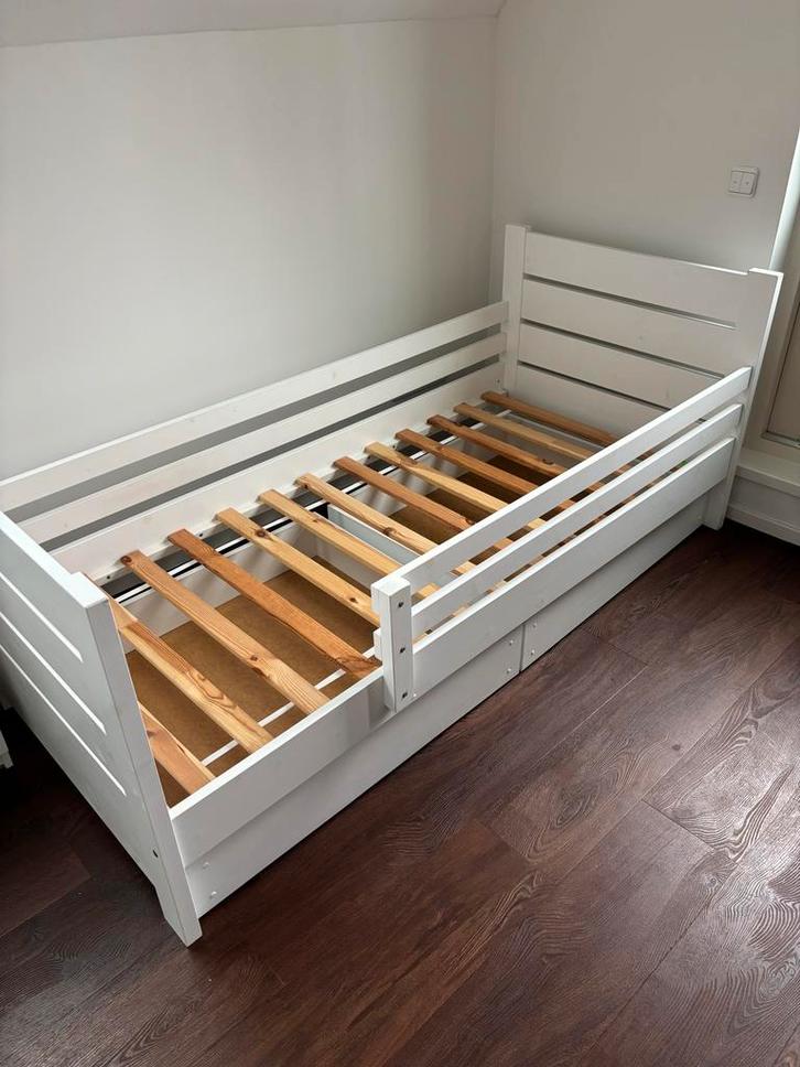 Wit kinderbed (kleuter) 90x200 met valbeveiliging, Kinderen en Baby's, Kinderkamer | Bedden, Gebruikt, 180 cm of meer, 85 tot 100 cm