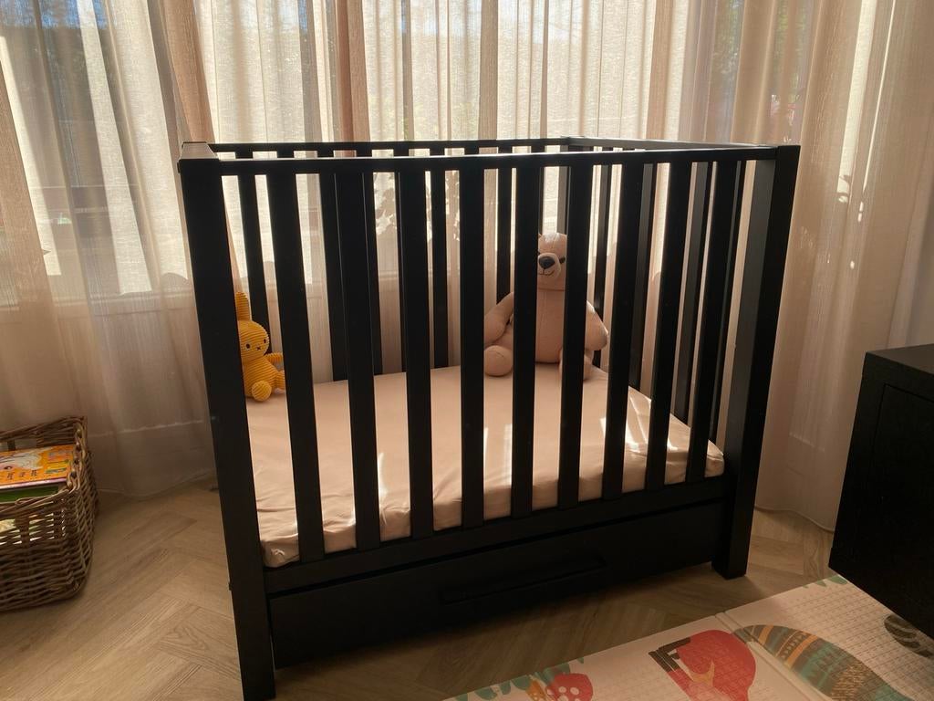 Zwarte baby box met handige lade, Kinderen en Baby's, Boxen, Ophalen, Zo goed als nieuw, Vierkant, Lade