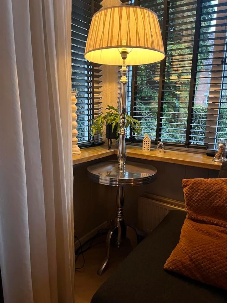 Elegante staande vloerlamp met geïntegreerde tafel, Huis en Inrichting, Lampen | Vloerlampen, Gebruikt, 150 tot 200 cm, Metaal