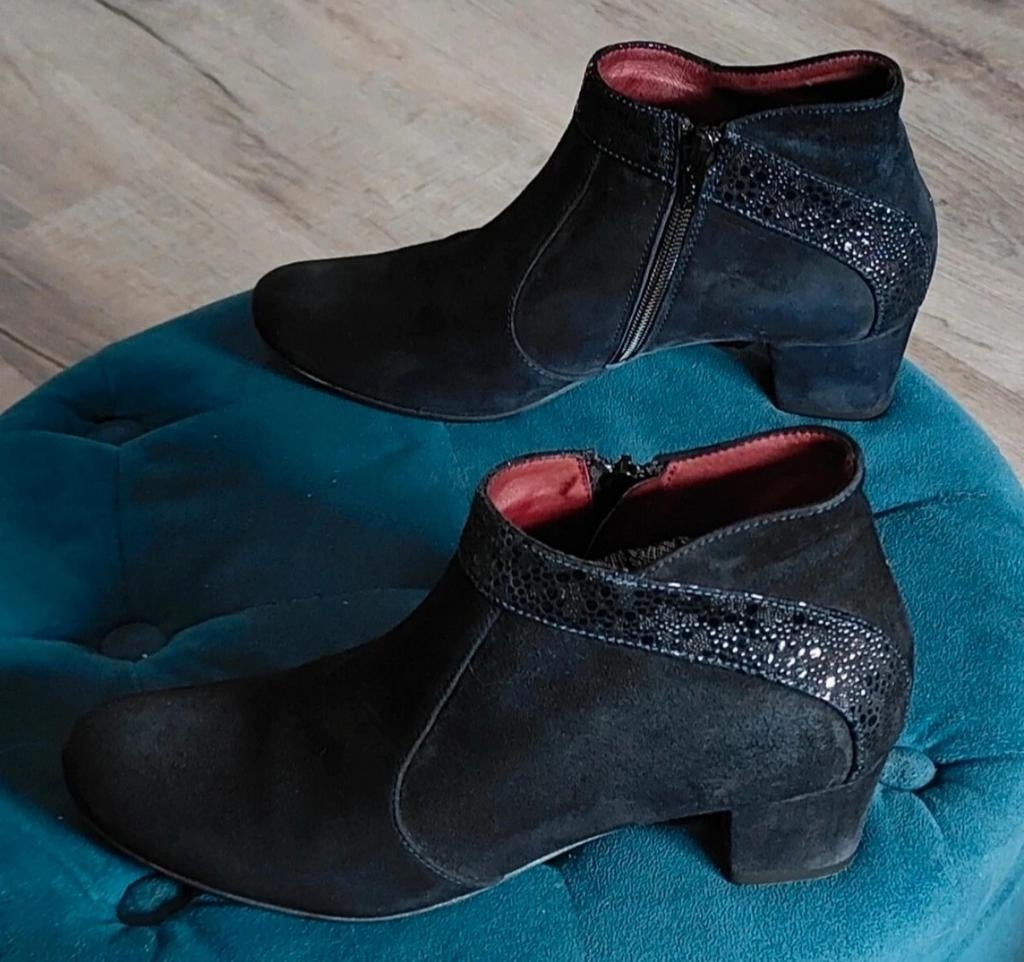 Mooie zwart suede enkellaarsjes Poccopazza maat 39.5, Kleding | Dames, Schoenen, Ophalen of Verzenden, Zo goed als nieuw, Zwart