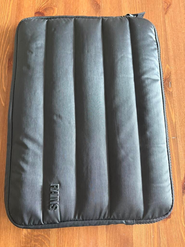 Rains puffy laptop hoes 14/15 inch, Ophalen, 15 inch, Zo goed als nieuw