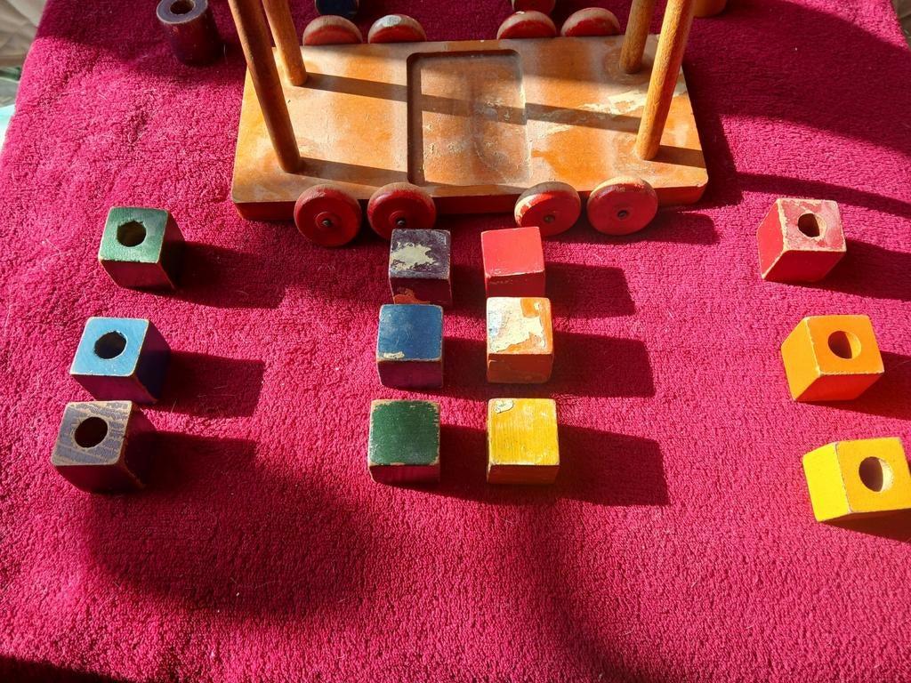 Vintage houten speelgoed: kar met blokken, Kinderen en Baby's, Speelgoed | Houten speelgoed, Ophalen of Verzenden, Gebruikt, Overige typen