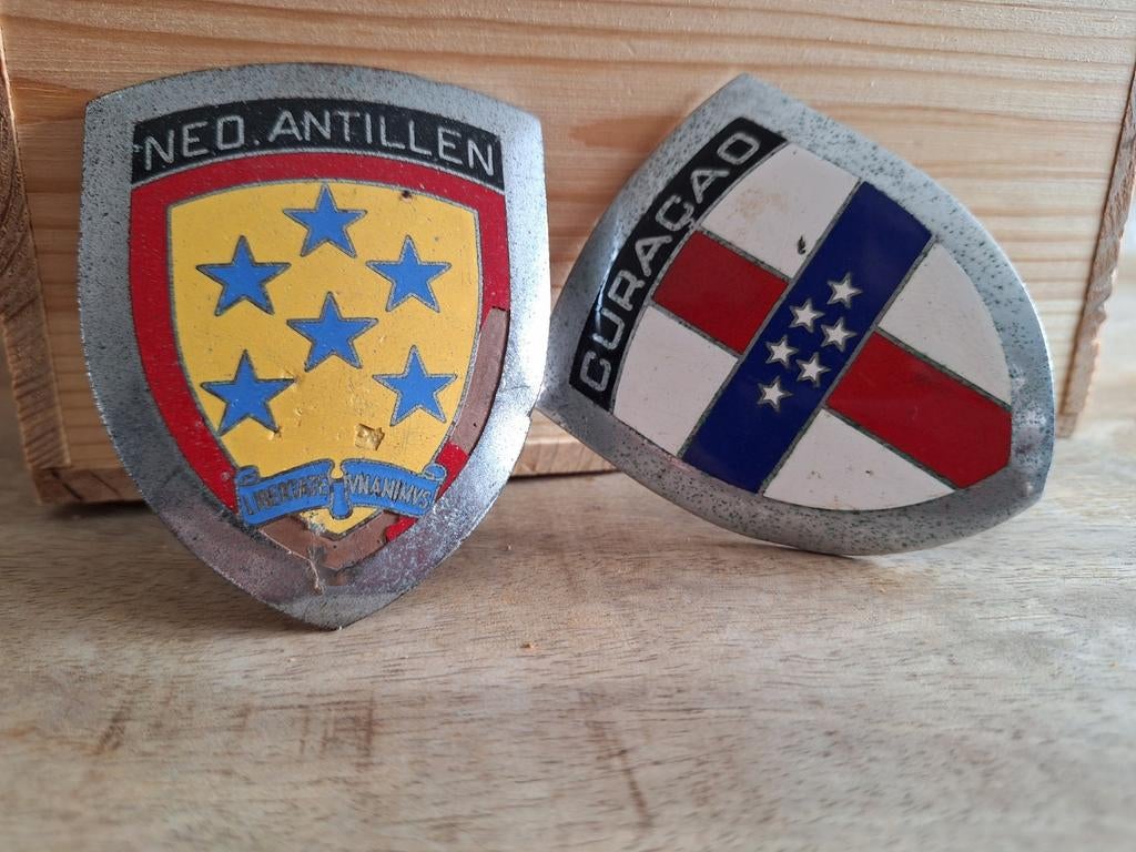 Twee oldtimer auto emblemen / car badges., Ophalen of Verzenden, Gebruikt
