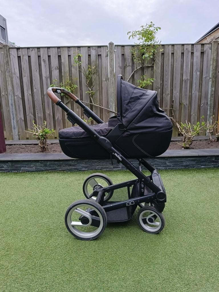 Mutsy Igo kinderwagen met reiswieg en adapters, Kinderen en Baby's, Kinderwagens en Combinaties, Ophalen