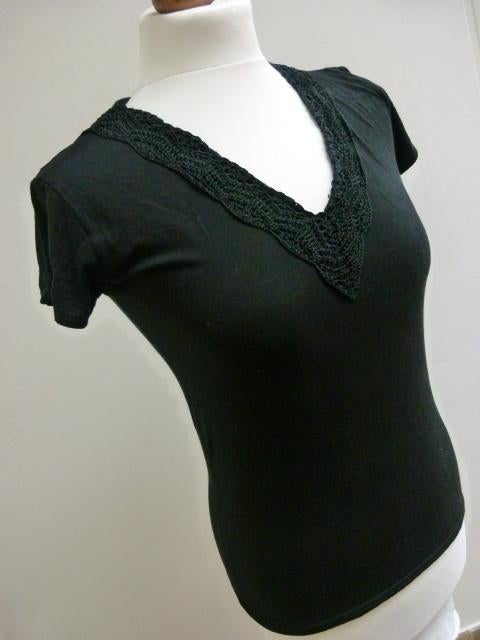 Zwarte top Vroom & Dreesman M 38 40 geborduurde halslijn, Maat 38/40 (M), Zwart, Ophalen of Verzenden, Zo goed als nieuw