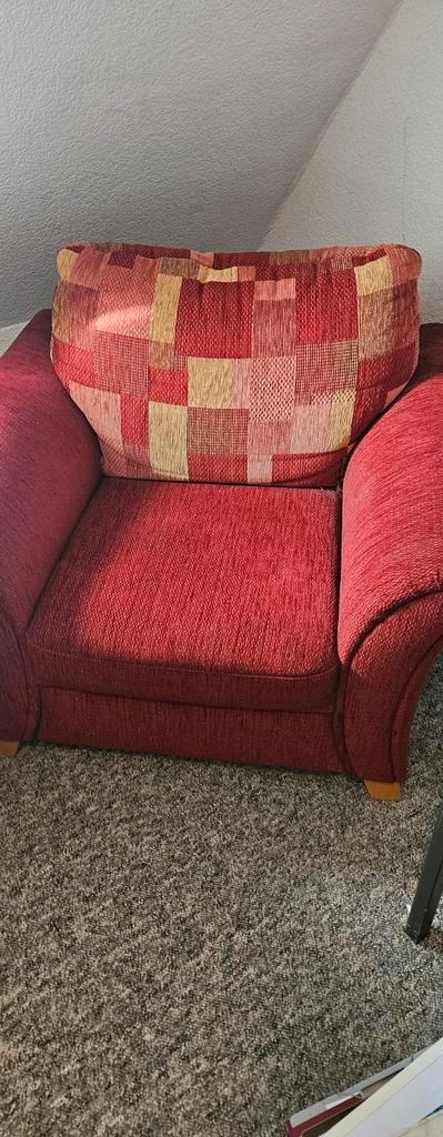 Comfortabele rode fauteuil met patroon kussen, Huis en Inrichting, Fauteuils, Gebruikt, Stof, 75 tot 100 cm, 75 tot 100 cm, Ophalen