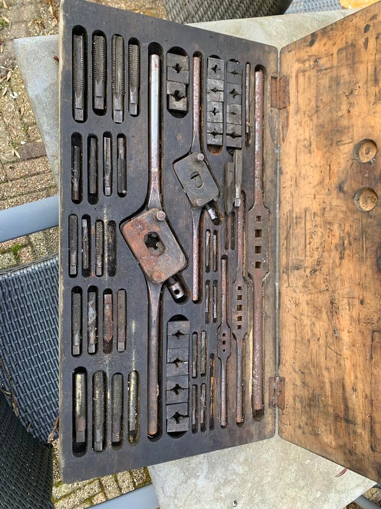 Antieke draadsnijset in houten kist, Ophalen of Verzenden, Gebruikt