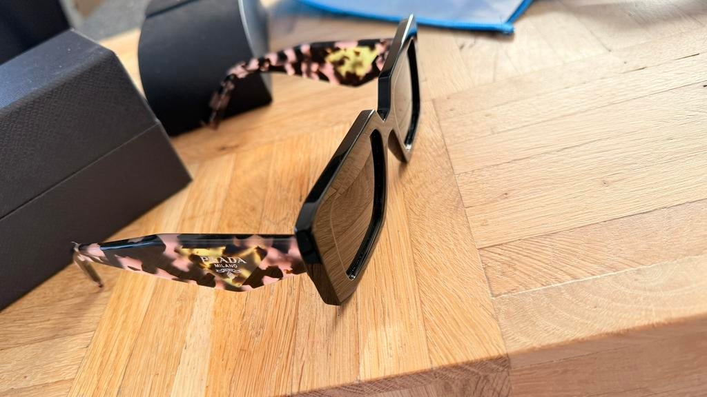 Prada zonnebril PR 23 YS, Ophalen of Verzenden, Zo goed als nieuw, Zwart, Overige merken