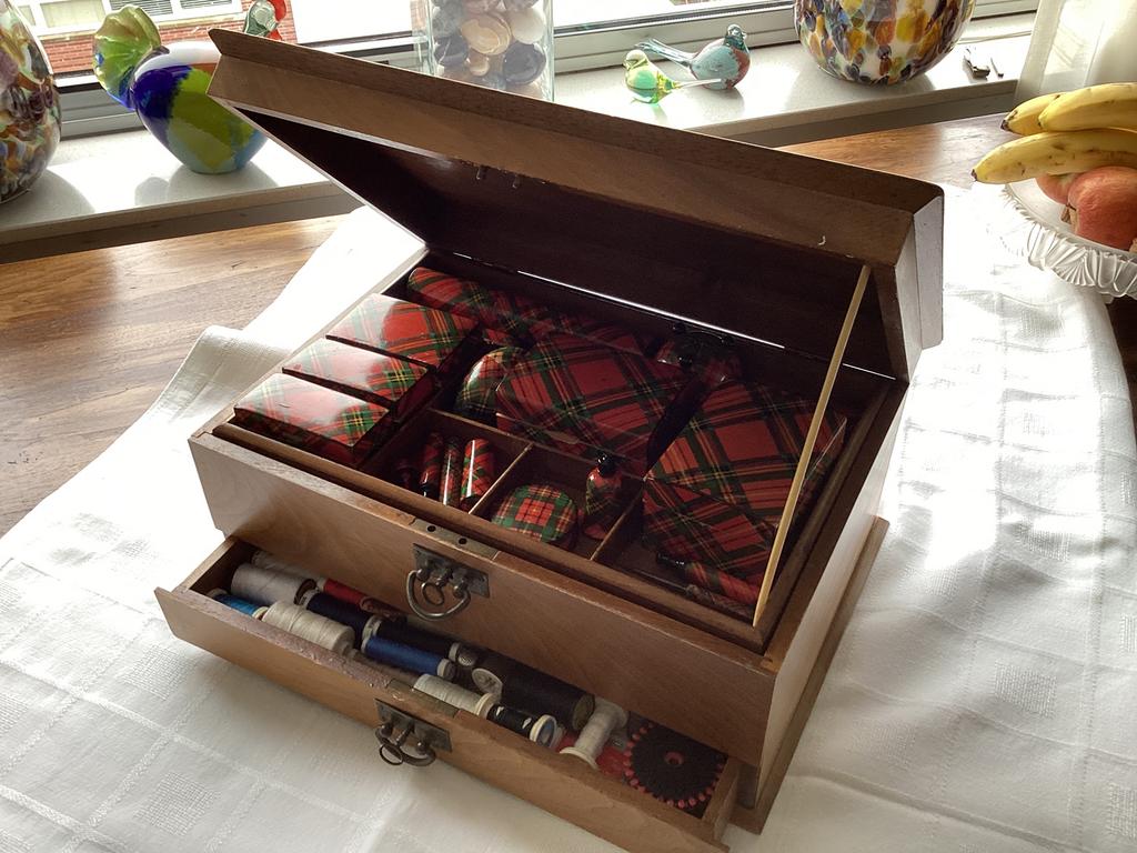 Antieke naaidoos, Ophalen, Gebruikt