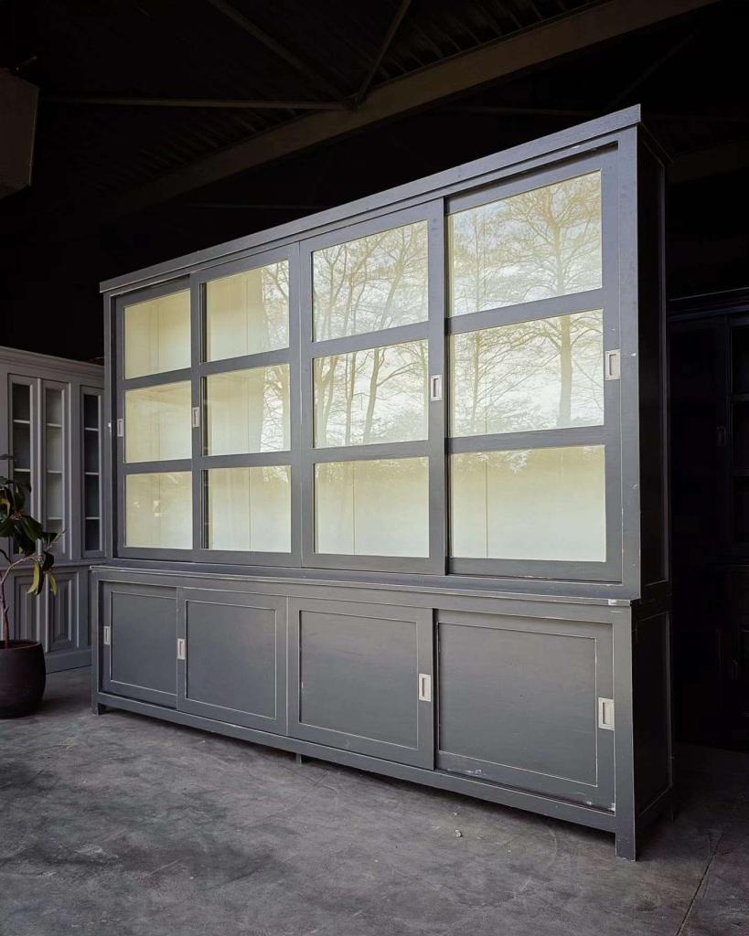 Geweldige grote vintage schoolkast | Grijze buffetkast #5242, Huis en Inrichting, Kasten | Buffetkasten, Niet ingevuld, 200 cm of meer