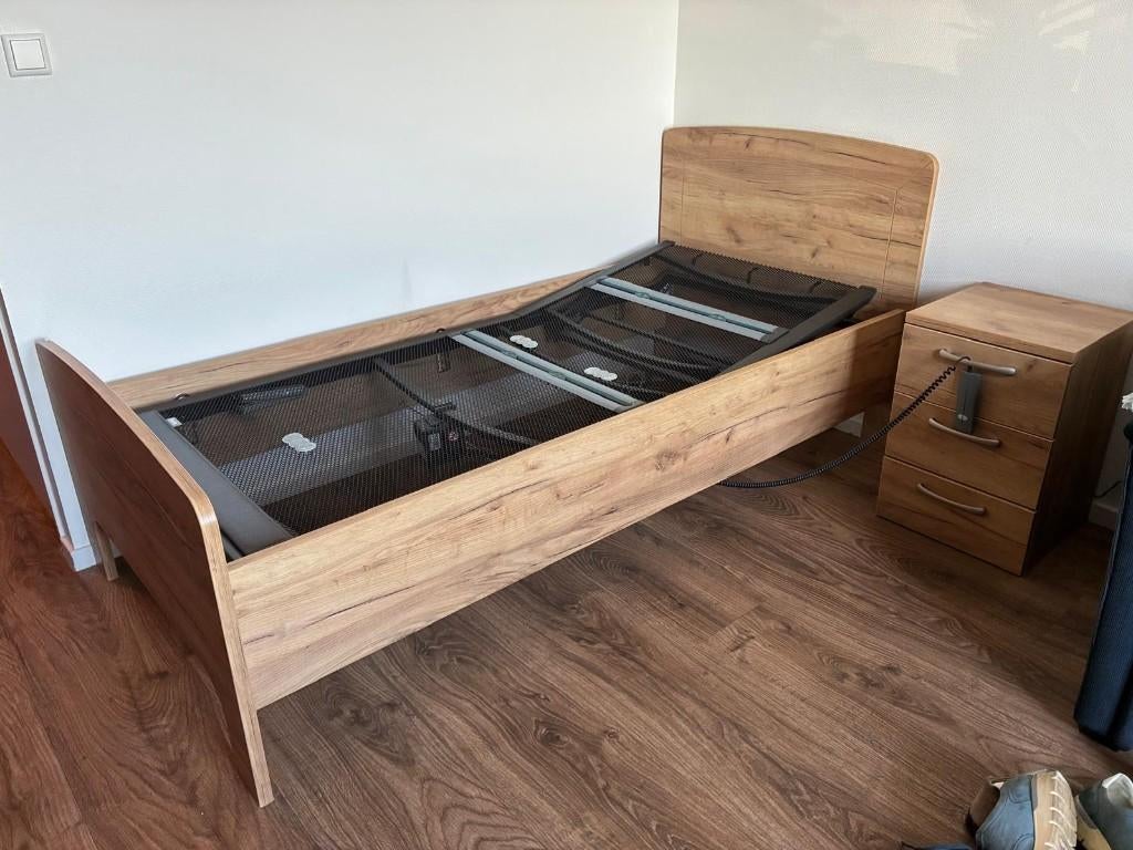 Seniorenbed met elektrisch verstelbaar Auping spiraal, Ophalen, 90 cm, Eenpersoons, Bruin