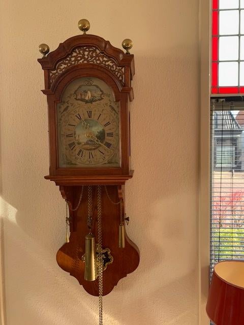 originele Friese kortstaartklok met dubbel kap, Ophalen, Zo goed als nieuw, Analoog, Wandklok