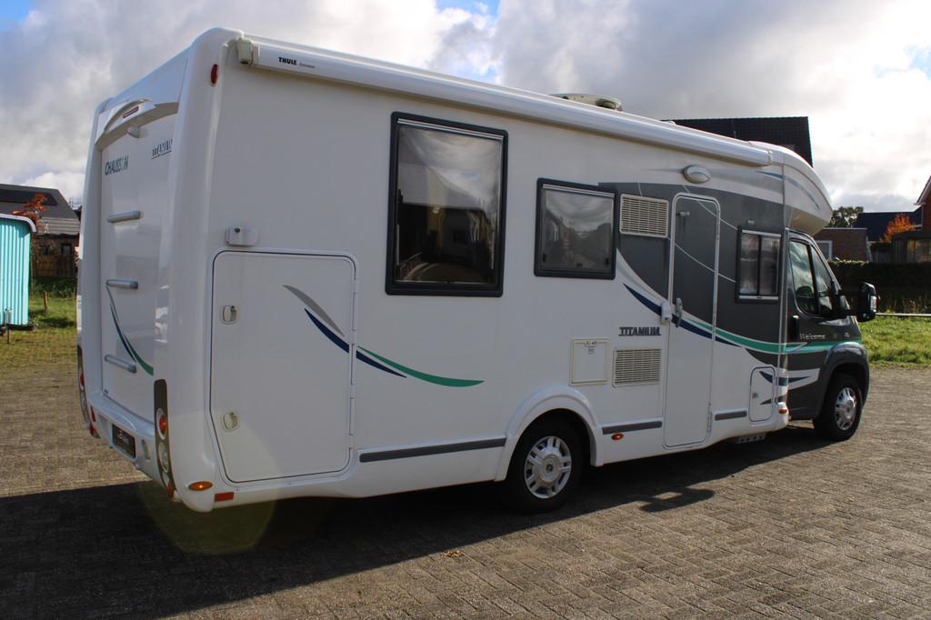Chausson 79 EB TITANIUM HEFBED QUEENSBED NAVI 62000KM!, Fiat, Caravans en Kamperen, Ringverwarming, Douche, 6 tot 7 meter, Half-integraal