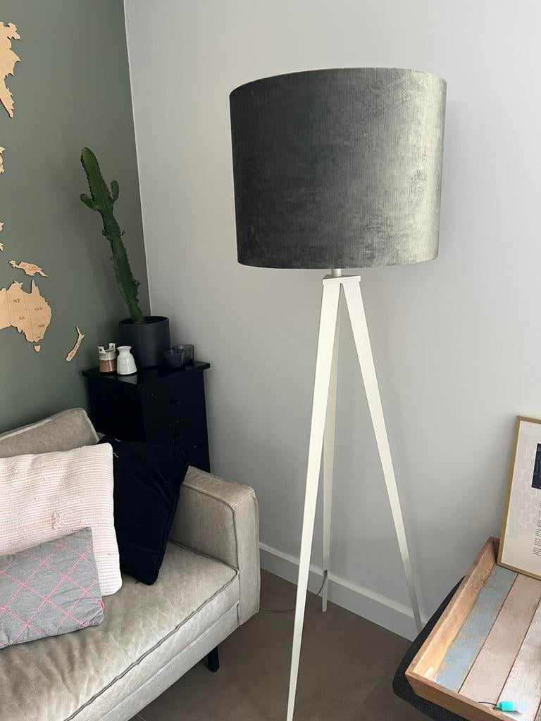Tripod staande lamp merk Zuiver, wit, metaal (zonder kap), Huis en Inrichting, Lampen | Vloerlampen, Ophalen, Zo goed als nieuw