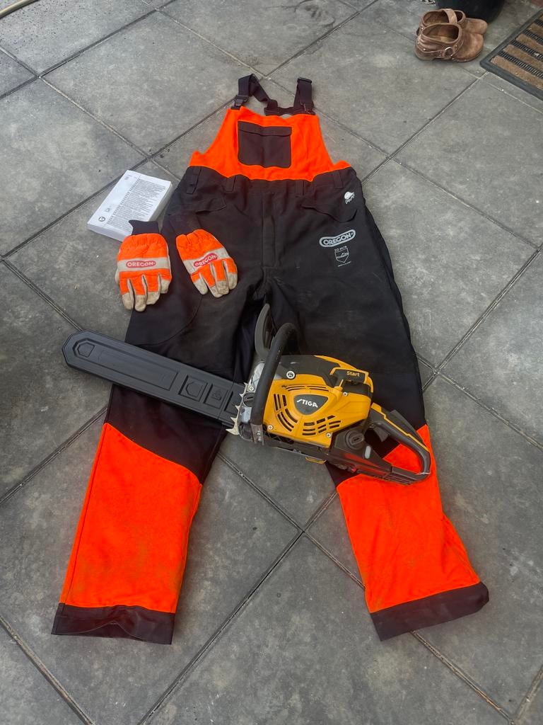 Stiga SP 466 kettingzaag met zaag overall en handschoenen, Ophalen of Verzenden, Zo goed als nieuw, Boomzaag