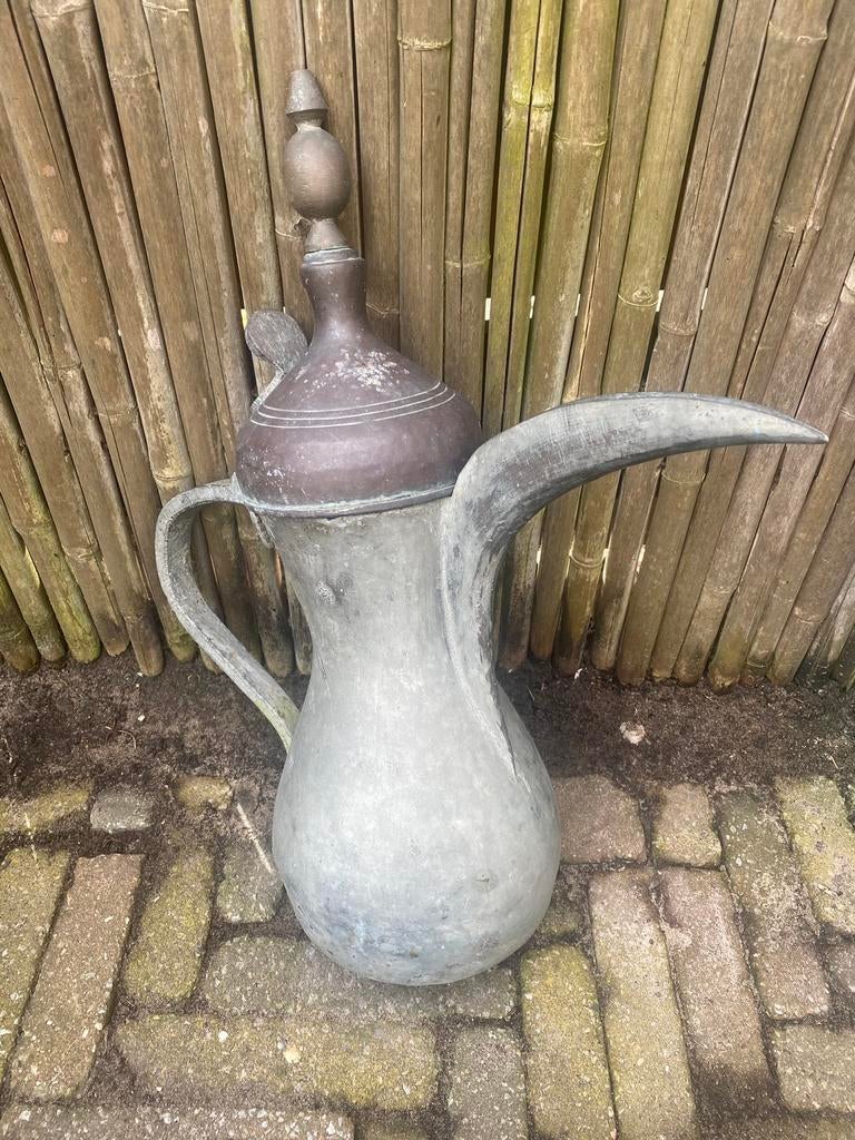 Arabische koffiepot Dallah, Ophalen