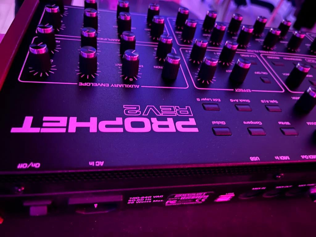 Prophet Rev2 synthesizer (als nieuw), Muziek en Instrumenten, Synthesizers, Gebruikt, Overige aantallen, Overige merken, Met midi-aansluiting