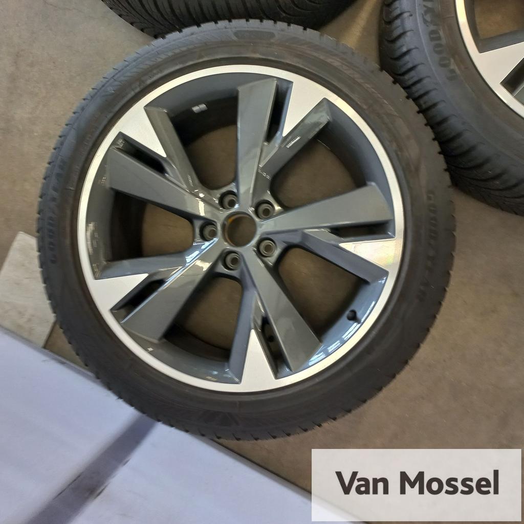 Audi Q4 Goodyear Vector 4 Season 235/50/R20 104T, Gebruikt, -, -, Banden en Velgen