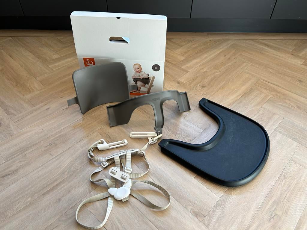 Stokke Tripp Trapp Baby Set Hazy Grey met Tafelblad & gordel, Ophalen, Zo goed als nieuw, Meegroeistoel, Afneembaar eetblad