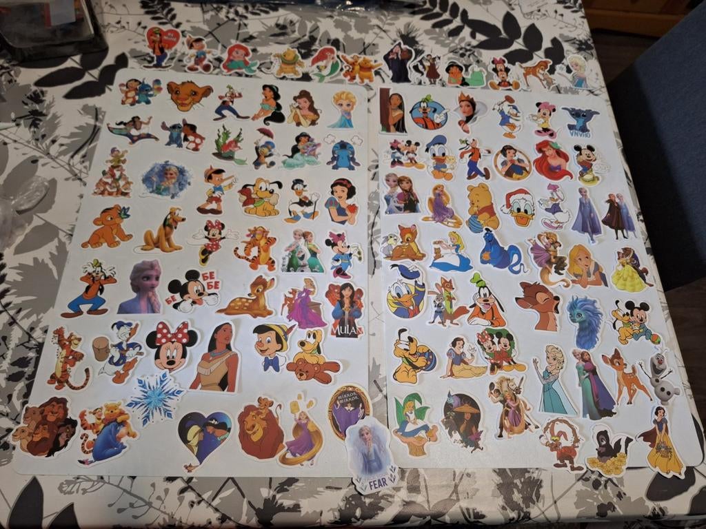 100 Disney & Friends. Stickers. Nieuw., Ophalen of Verzenden, Nieuw, Meerdere stickers