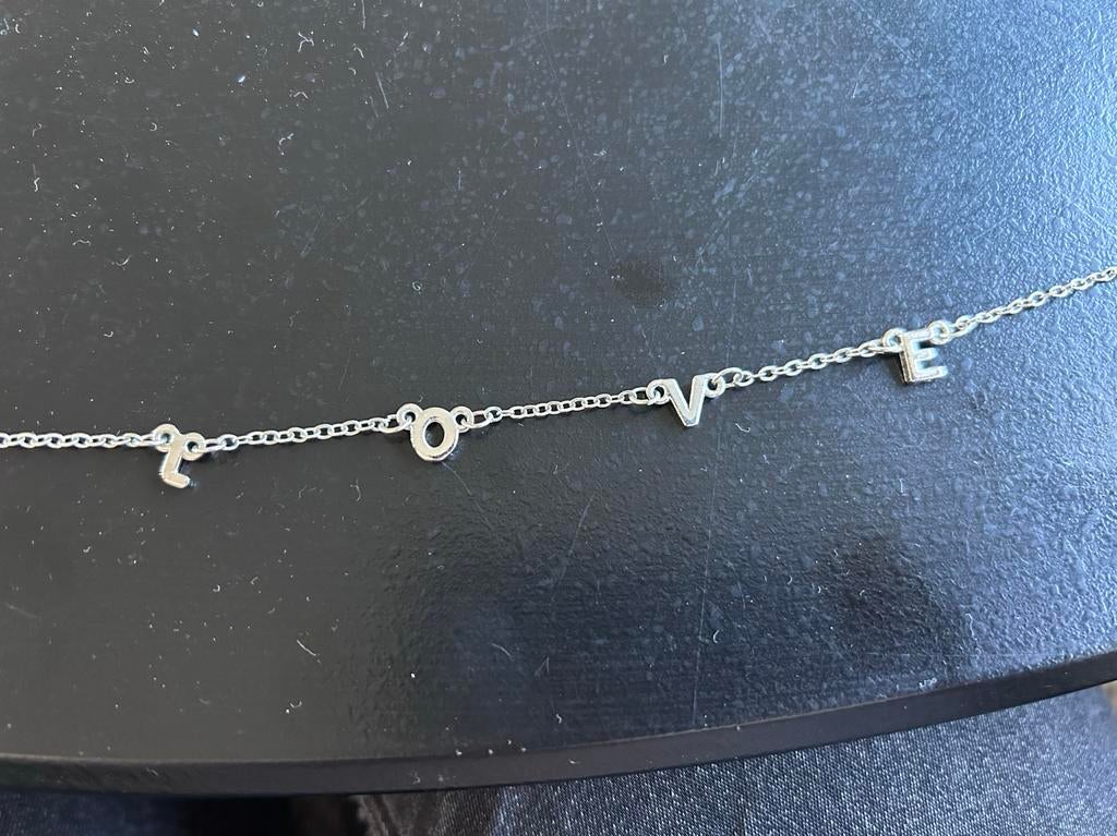 Zilverkleurige ketting met 'LOVE' letters, Ophalen of Verzenden, Zo goed als nieuw