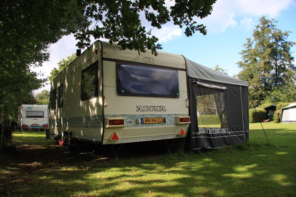 Caravan ADRIA, met voortent, ondervloer en meer., Caravans en Kamperen, Ringverwarming, Treinzit, 750 - 1000 kg, Particulier