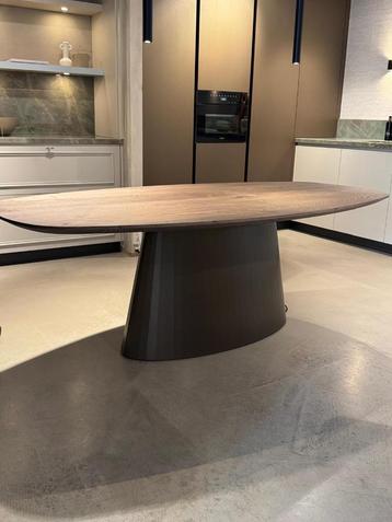 Ovale Tafel van Forme in Japandi stijl (nieuw) beschikbaar voor biedingen