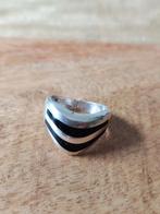 Zilveren Ring ingelegd met 2 stroken zwart Emaille, Gebruikt, Ophalen of Verzenden, Kleiner dan 17, Dame