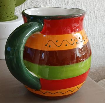 Keramische kan beschikbaar voor biedingen