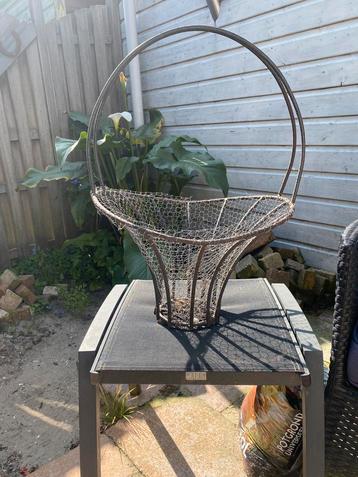 Brocante plantenbak staal beschikbaar voor biedingen