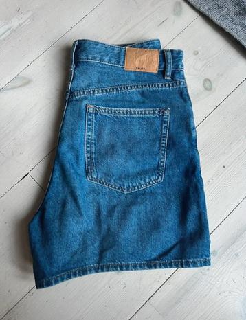 Korte broek maat L beschikbaar voor biedingen