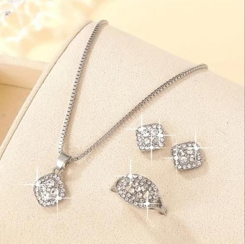 Zilverkleurige Sieradenset met Imitatie Diamanten, Sieraden, Tassen en Uiterlijk, Kettingen, Nieuw, Overige materialen, Zilver