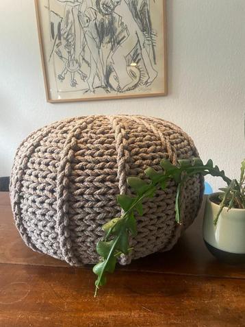 Mooie grote ronde grijze/taupe katoenen POEF/Hocker  i.g.st. beschikbaar voor biedingen