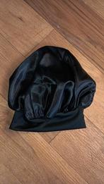 Zwarte satijnen slaapmuts - Nieuwstaat, Kleding | Dames, Hoeden en Petten, Verzenden, Hoed, One size fits all, Zo goed als nieuw