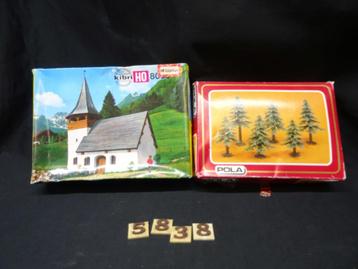 5838=Heki kavel met strooisel en dennenbomen.228 beschikbaar voor biedingen