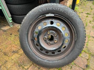 Winterbanden op Velg - 205/55 R16, nieuw incl. wieldoppen beschikbaar voor biedingen