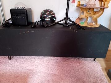 Gratis zwart massief houten tv meubel / lage sidetable