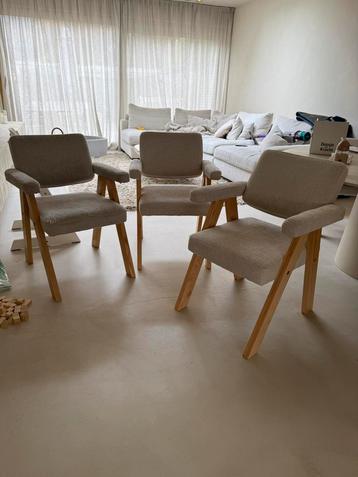 Japandi stoelen beschikbaar voor biedingen