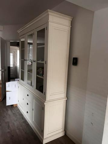 Witte buffetkast beschikbaar voor biedingen